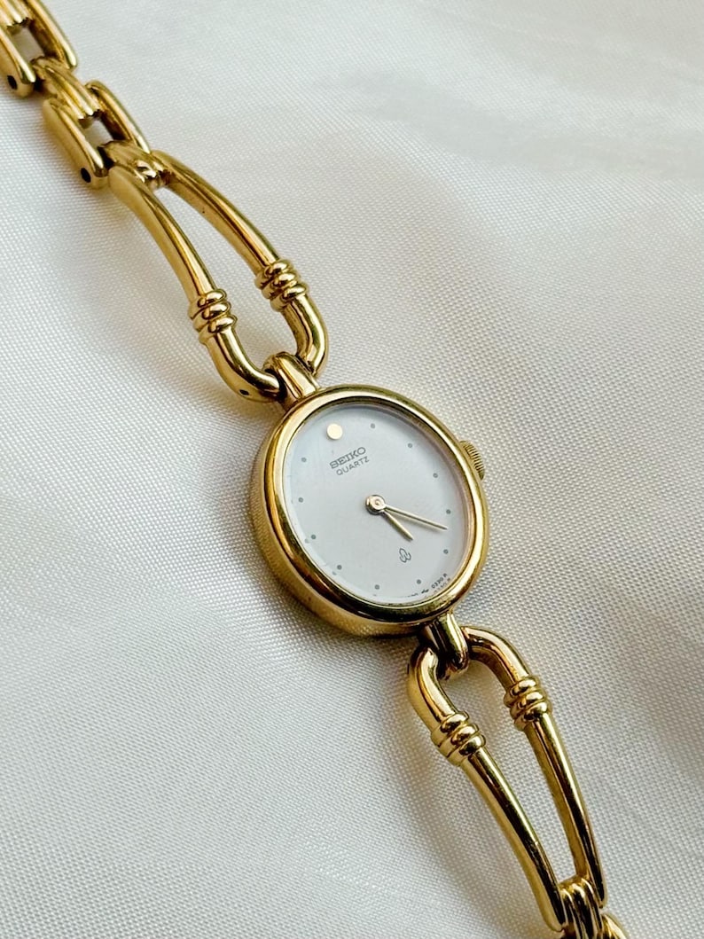 Vintage Seiko guldpläterade klockor med rubinfärgade accenter, unika armbandsdesigner; Present till henne 5. Seiko Oval dial