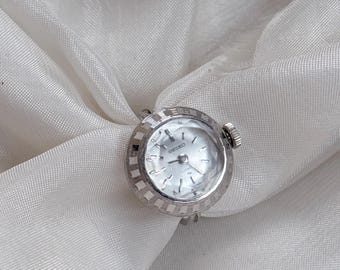 Raro Seiko de 17 joyas con anillo, esfera de cristal y cuerda mecánica.