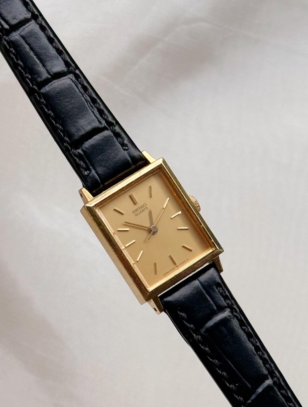 90s Vintage Seiko tank ゴールド レクタンギュラー 稼働品 Vintage Seiko Tank Dial Watch; Leather Strap; 1990s Japan Quartz