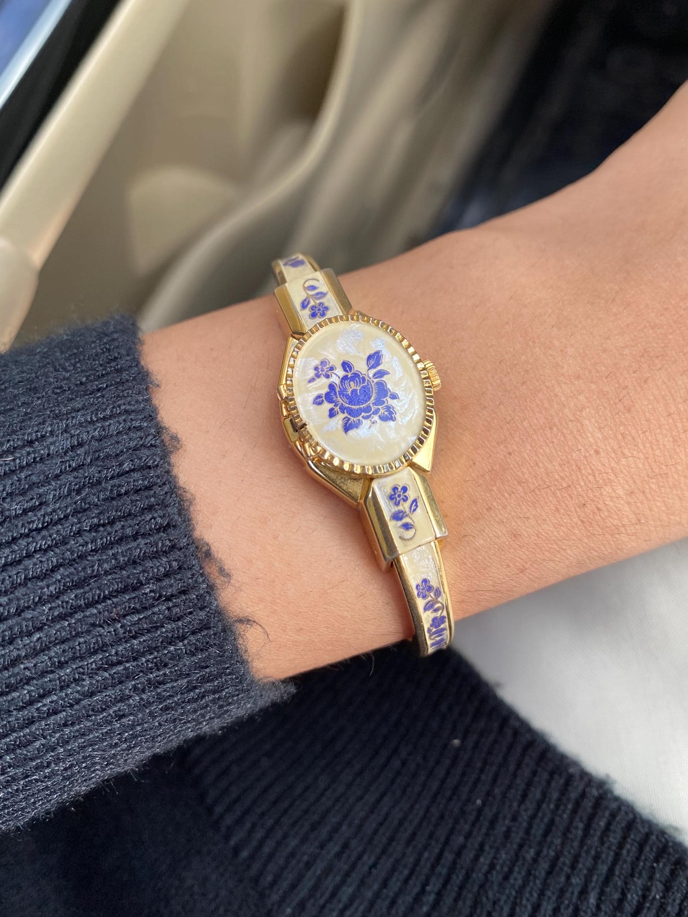 Swiss Made ANDRE MOUCHE 花柄 バングルウォッチ Vintage Andre Mouche Peekaboo Quartz Watch With Beige and