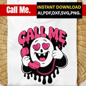 Peut inclure: T-shirt blanc avec un personnage de dessin animé tenant un téléphone rose, avec des yeux en forme de cœur. Les mots "CALL ME" sont en lettres roses dégoulinantes au-dessus du personnage. Le t-shirt contient également le texte "INSTANT DOWNLOAD" et les types de fichiers.