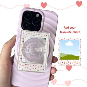 Peut inclure: Une tasse en céramique blanche avec une anse noire et le texte "But First, Coffee" en gras noir. La tasse est posée sur une surface en bois. La tasse mesure 10 cm de haut.