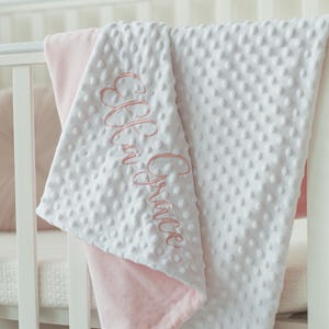 Manta de bebé de 101 x 76 cm con bordado rosa. Manta personalizada para niña. Regalo para recién nacida. Manta con nombre. Regalo para nieta recién nacida.