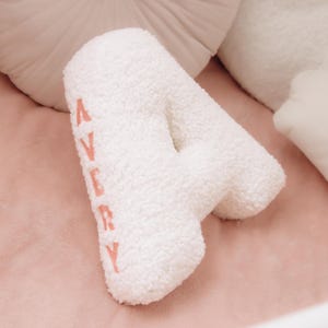 Almohada con letras bordadas, almohada con iniciales para niños y decoración de guardería, almohadas de bebé personalizadas en varios colores, accesorios suaves para guardería.