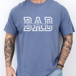 Camiseta personalizada para papá Comfort Colors® con nombres de niños, ideal como regalo para el Día del Padre. Camiseta con la letra "PAPÁ".