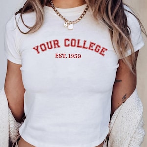 Custom College Baby-T-shirt, gepersonaliseerd trendy Y2K-shirt, College Merch Baby-T-shirt, Tailgate Game Day-T-shirt, Drinking Team, vrouwenclubcadeau College