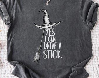 Ja, ich kann einen Stick fahren, Comfort Colors® Lustiges Halloween-Hexe-T-Shirt für Frauen, gruseliges Party-Shirt, niedliches Halloween-Geschenk, Top Witchy-Kostüm