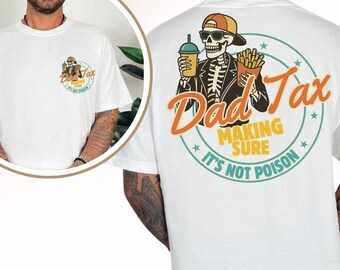 Può includere: T-shirt bianca con grafica sul davanti e sul retro. La grafica sul retro presenta uno scheletro con occhiali da sole e cappello, che tiene in mano una bevanda e patatine fritte, con le parole "Dad Tax" e "Making Sure It's Not Poison."