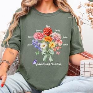 Maglietta con fiori di nascita Comfort Colors, fiori di nascita personalizzati con nomi per bambini, maglietta con il giardino della nonna, regalo di Natale per la mamma immagine 1