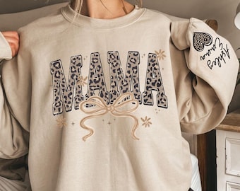 Kundenspezifisches Leoparden-Mama-Sweatshirt mit Kindername auf dem Ärmel, personalisiertes Mama-Sweatshirt, Geschenk für Mama, Muttertagsgeschenk für Mama mit den Namen der Kinder