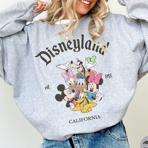 Retro Disneyland Micky und Freunde Pullover, Est 1955 Disneyland Grafik-Shirt, Vintage Disney Urlaub Sweatshirt, Disney-Charaktere Shirt Bild 1