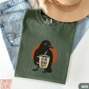 Camiseta ¿Ya está muerto?, camiseta Comfort Colors® Raven Crow Coffee, camiseta de Halloween Black Crow de protesta contra Trump, camiseta política imagen 1