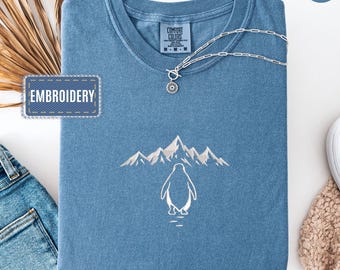 Geborduurd minimalistisch nihilistisch pinguïn bergshirt, Comfort Colors® Aesthetic Adventure-shirt, Quiet Courage grafisch T-shirt