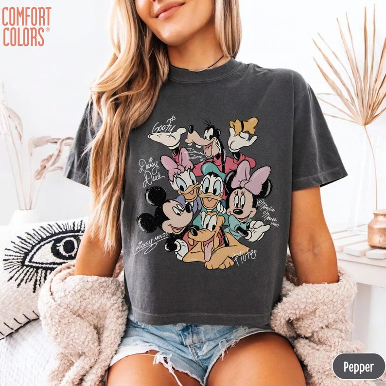 Comfort Colors® Retro Musse Pigg och vänner Disney boxig skjorta, Disneyland familjeresa kort t-shirt, Disney semester sommartröjor bild 8