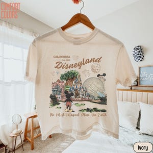Comfort Colors® Retro Disneyland Boxy T-shirt, Happiest Place Disney Crop Top, Vintage Mickey Crop Top, Retro Aquarel Disney T-shirt, Disneyskjorta bild 2