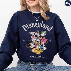 Retro Disneyland Micky und Freunde Pullover, Est 1955 Disneyland Grafik-Shirt, Vintage Disney Urlaub Sweatshirt, Disney-Charaktere Shirt Bild 4