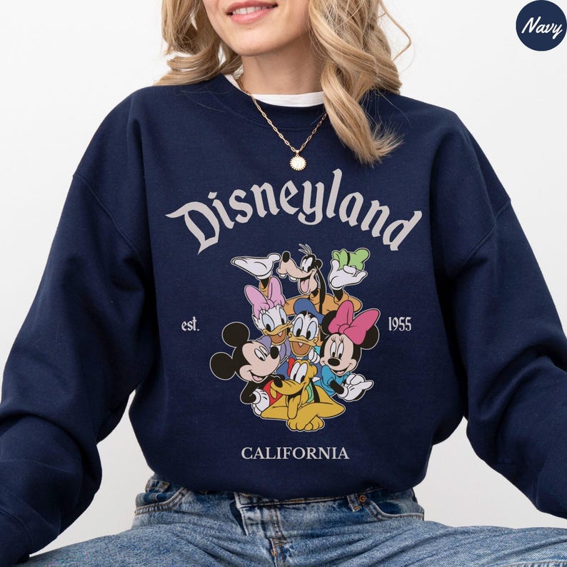 Retro Disneyland Micky und Freunde Pullover, Est 1955 Disneyland Grafik-Shirt, Vintage Disney Urlaub Sweatshirt, Disney-Charaktere Shirt Bild 4