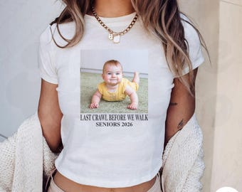 Último gateo antes de caminar Grad Baby Tee Seniors 2026 Baby Tee Graduación 2026 Camiseta personalizada Y2K Graduación de hermandad Bella Canvas Baby Tee