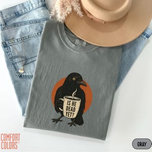 Camiseta ¿Ya está muerto?, camiseta Comfort Colors® Raven Crow Coffee, camiseta de Halloween Black Crow de protesta contra Trump, camiseta política imagen 5