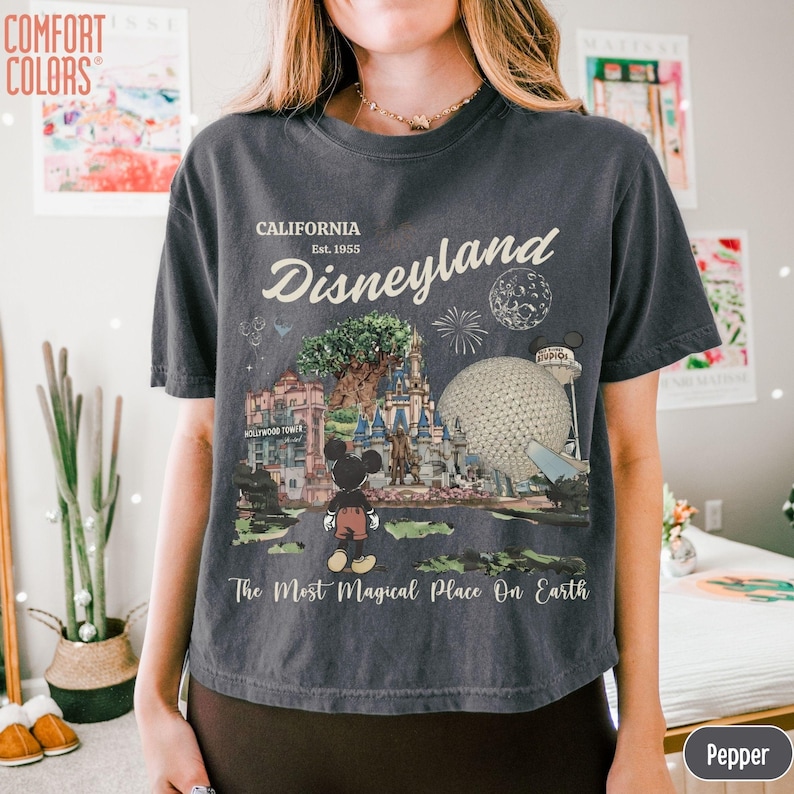 Comfort Colors® Retro Disneyland Boxy T-shirt, Happiest Place Disney Crop Top, Vintage Mickey Crop Top, Retro Aquarel Disney T-shirt, Disneyskjorta bild 1