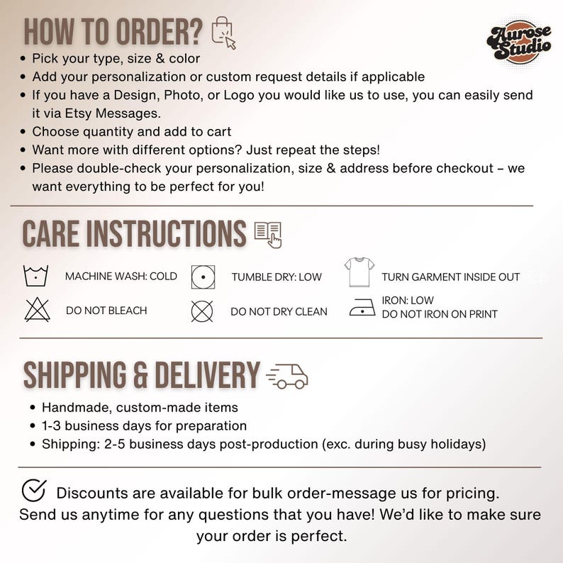 Puede incluir: Un gr&aacute;fico blanco con texto que detalla c&oacute;mo realizar un pedido, instrucciones de cuidado e informaci&oacute;n de env&iacute;o. El texto incluye instrucciones para la personalizaci&oacute;n, el lavado y los plazos de entrega. El logotipo de Aurose Studio est&aacute; en la esquina superior derecha.