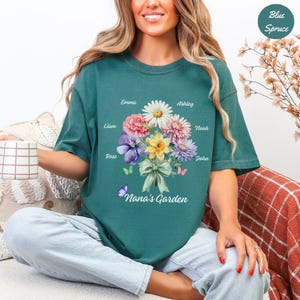 Maglietta con fiori di nascita Comfort Colors, fiori di nascita personalizzati con nomi per bambini, maglietta con il giardino della nonna, regalo di Natale per la mamma immagine 3