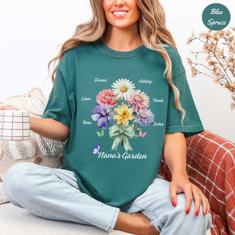 Maglietta con fiori di nascita Comfort Colors, fiori di nascita personalizzati con nomi per bambini, maglietta con il giardino della nonna, regalo di Natale per la mamma immagine 3