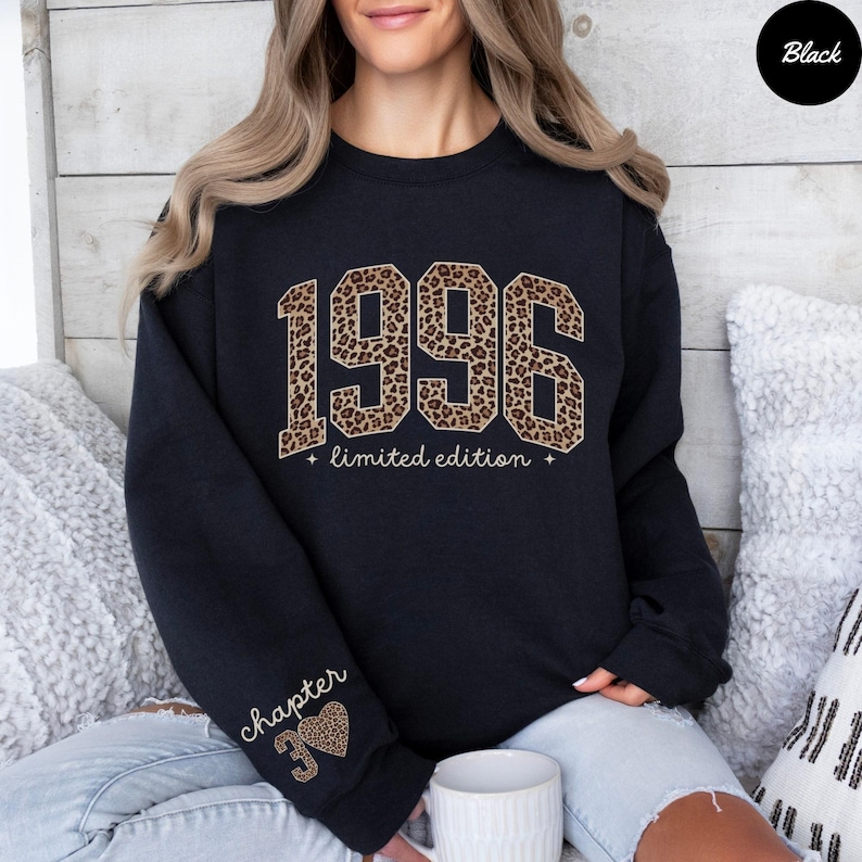 Op de afbeelding: Zwarte sweatshirt met het jaar "1996" in een luipaardprint. De tekst "limited edition" staat eronder. De linkermouw toont "chapter 39" en een luipaardhart.