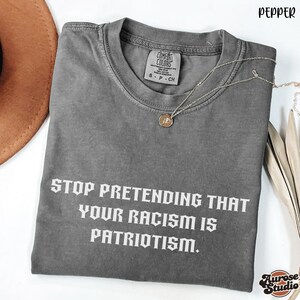 Chemise anti-atout Comfort Colors®, chemise Arrêtez de prétendre que votre racisme, c'est du patriotisme, chemise pro de l'immigration, chemise anti-maga, t-shirt libéral