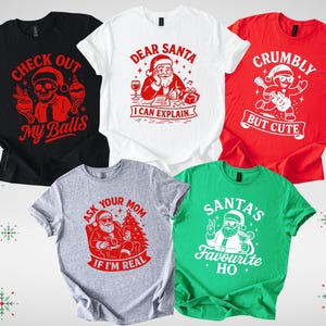Pu&ograve; includere: Cinque magliette a maniche corte in nero, bianco, rosso, grigio e verde. Ogni maglietta presenta una stampa grafica a tema natalizio in un colore a contrasto, incluse illustrazioni di un teschio, di Babbo Natale e di un omino di pan di zenzero.