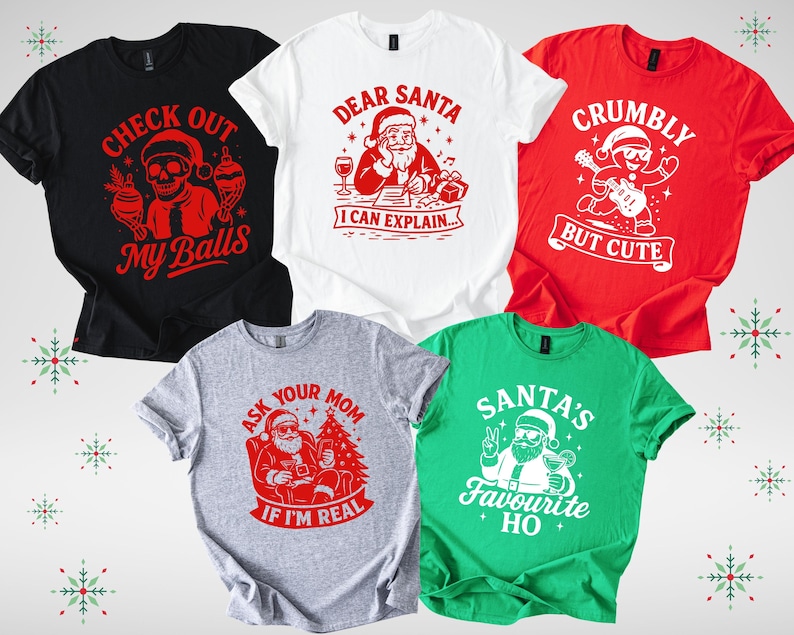 Pu&ograve; includere: Cinque magliette a maniche corte in nero, bianco, rosso, grigio e verde. Ogni maglietta presenta una stampa grafica a tema natalizio in un colore a contrasto, incluse illustrazioni di un teschio, di Babbo Natale e di un omino di pan di zenzero.
