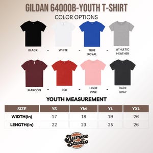 Puede incluir: Imagen de una camiseta juvenil Gildan 64000B en varios colores: negro, blanco, azul real, gris deportivo, granate, rojo, rosa claro y gris oscuro. La imagen tambi&eacute;n muestra tallas juveniles, con anchos de 43 cm a 66 cm y largos de 56 cm a 66 cm.