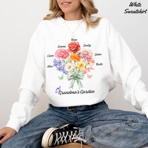 Maglietta con fiori di nascita Comfort Colors, fiori di nascita personalizzati con nomi per bambini, maglietta con il giardino della nonna, regalo di Natale per la mamma immagine 5