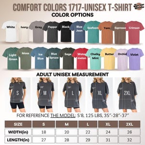 Pu&ograve; includere: Immagine di una t-shirt unisex Comfort Colors 1717. L'immagine mostra varie opzioni di colore, tra cui bianco, grigio e nero. Mostra anche le misure unisex per adulti, dalla S alla 2XL, con larghezze da 45.7 cm a 66 cm.