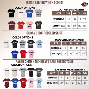 Pu&ograve; includere: Una tabella delle taglie e dei colori per t-shirt da ragazzi Gildan 64000B, t-shirt per bambini piccoli Gildan 5100P e body per neonati Rabbit Skins 4400. L'immagine mostra vari campioni di colore e tabelle con misure di larghezza e lunghezza.