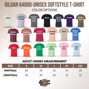 Puede incluir: Una exhibici&oacute;n de camisetas Gildan 64000-Unisex Softstyle en varios colores, incluyendo blanco, negro y rojo. La imagen tambi&eacute;n muestra medidas en pulgadas para tallas unisex de adulto, desde la S hasta la 2XL, con anchos de 45.7 a 66 cm y largos de 71.1 a 81.3 cm.
