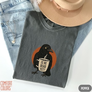 Camiseta ¿Ya está muerto?, camiseta Comfort Colors® Raven Crow Coffee, camiseta de Halloween Black Crow de protesta contra Trump, camiseta política imagen 4