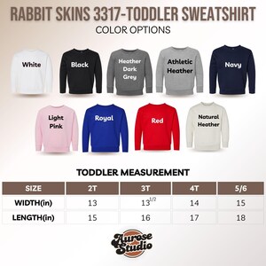 Puede incluir: Una exhibici&oacute;n de sudaderas para ni&ntilde;os peque&ntilde;os en varios colores, incluyendo blanco, negro y rosa. La imagen muestra opciones de color y medidas en cm para las tallas 2T a 5/6. El texto "RABBIT SKINS 3317-TODDLER SWEATSHIRT" est&aacute; en la parte superior.