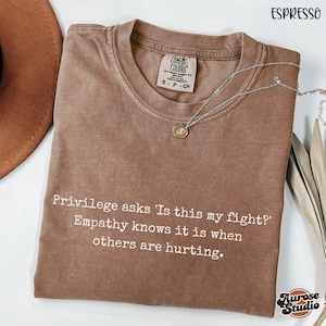 Camiseta com cores confortáveis, empatia e privilégio: camiseta de justiça social