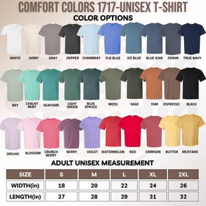 Puede incluir: Una exhibici&oacute;n de camisetas unisex Comfort Colors 1717 en varios colores, incluyendo blanco, gris y azul. La imagen tambi&eacute;n muestra medidas en pulgadas, con anchos de 45.7 cm a 66 cm, para tallas unisex de adulto, de la S a la 2XL.
