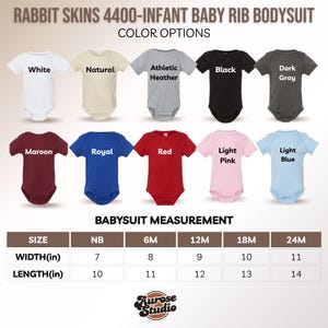 Może przedstawiać: Wyb&oacute;r body dla niemowląt w r&oacute;żnych kolorach, w tym białym, czarnym i czerwonym. Obraz przedstawia "Rabbit Skins 4400-Infant Baby Rib Bodysuit" ze szczeg&oacute;łami rozmiar&oacute;w i wymiar&oacute;w. Szerokości wahają się od 17,78 cm do 27,94 cm.