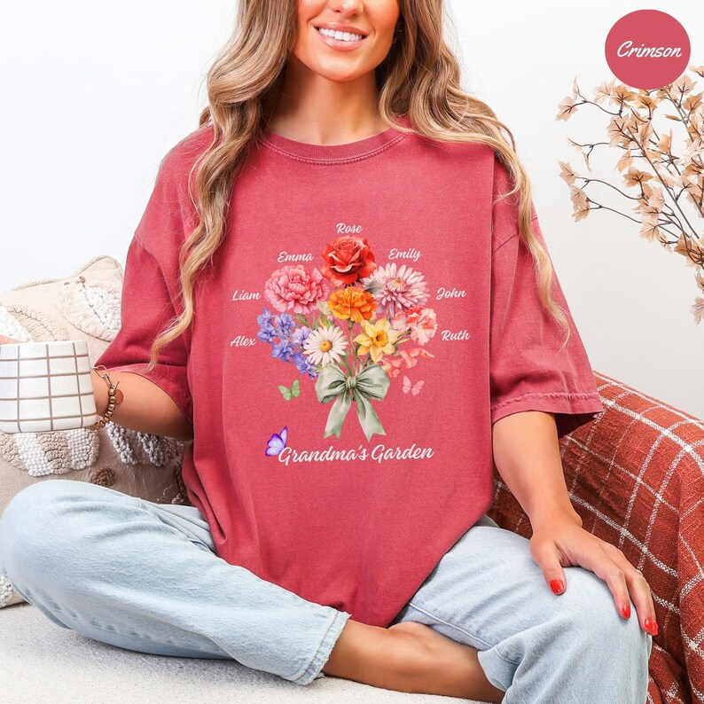 Maglietta con fiori di nascita Comfort Colors, fiori di nascita personalizzati con nomi per bambini, maglietta con il giardino della nonna, regalo di Natale per la mamma immagine 2