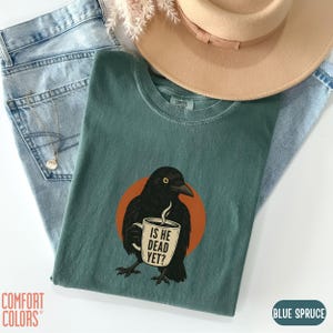 Camiseta ¿Ya está muerto?, camiseta Comfort Colors® Raven Crow Coffee, camiseta de Halloween Black Crow de protesta contra Trump, camiseta política imagen 2