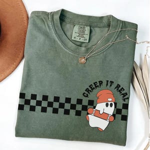 Comfort Colors Retro Halloween T-Shirt: Gruseliges Skateboard Geist-T-Shirt