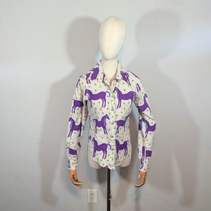 Camisa abotonada con estampado de caballo púrpura Marimekko Musta Tamma de la década de 1990 // Extra pequeña