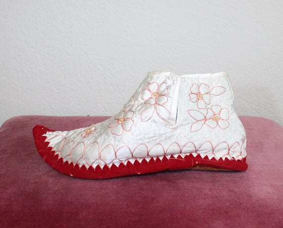 1960s Pointed Embroidered Japanese Boudoir Slipper