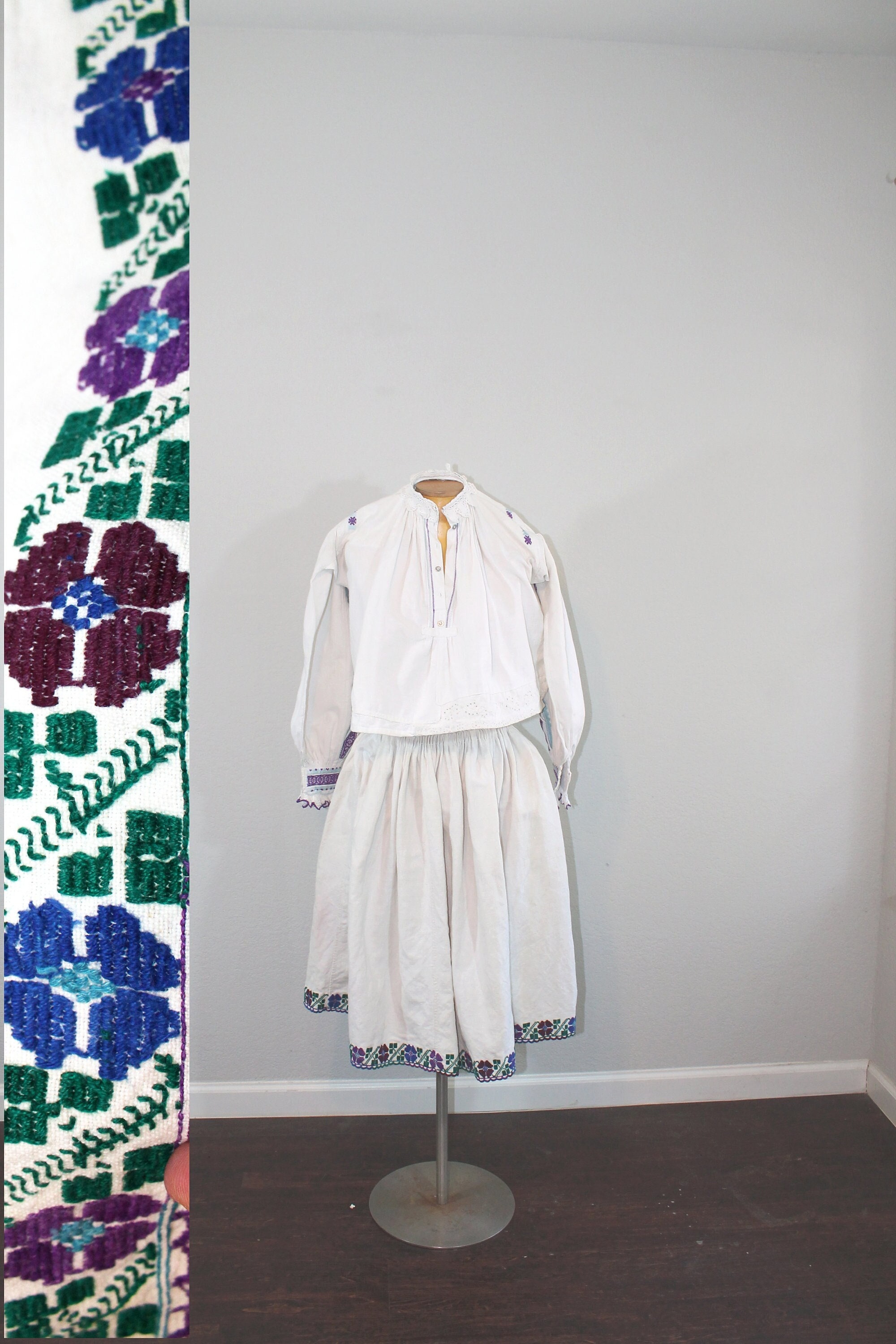 トップス 1920's antique Rumania embroidery tunic Vintage 1930s Romanian Folk Dress White Linen Black Floral Hand