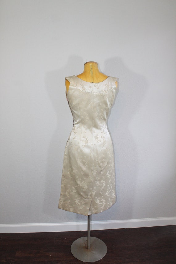 1950s Ivory Satin Brocade Wiggle Dress // Small /… - image 5