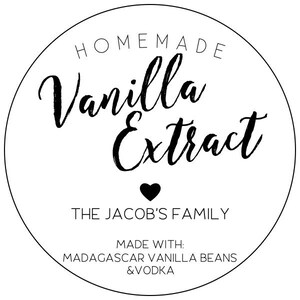 Peut inclure: Une &eacute;tiquette ronde en noir et blanc avec l'inscription "Homemade Vanilla Extract" en &eacute;criture cursive. Un c&oelig;ur noir est en dessous, suivi de "The Jacob's Family". Elle indique qu'elle est faite avec des gousses de vanille de Madagascar et de la vodka.