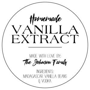 Op de afbeelding: Een rond, wit etiket met zwarte tekst. Er staat "Homemade VANILLA EXTRACT" met daaronder "MADE WITH LOVE BY: The Johnson Family". Ingredi&euml;nten: Madagaskar vanillebonen en wodka staan ook vermeld.